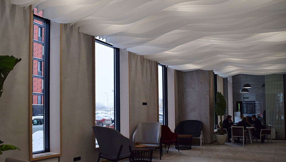 Волнообразный белый потолок Paper Design в общественном интерьере